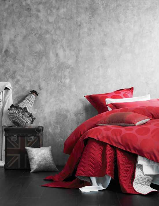 أغطية السرير الأحمر