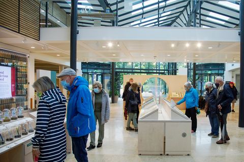 Les clients voient le nouveau rhs hilltop gardening science center au rhs garden wisley à surrey