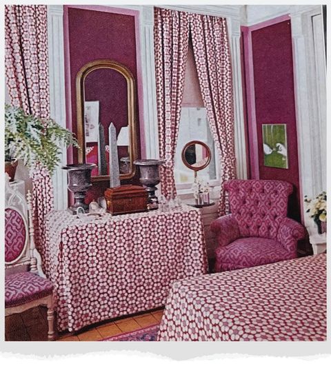chambre rose avec miroir