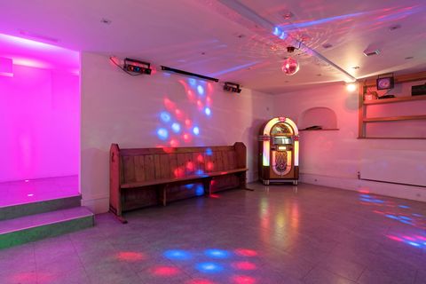 propriété avec salle disco est à vendre à farnham