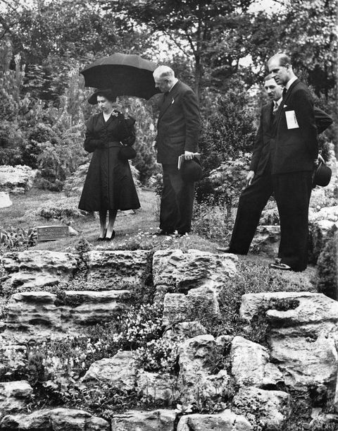 βασίλισσα Ελισάβετ ΙΙ και πρίγκιπας Φίλιππος ακροδεξιός θαυμάζοντας τον ροκ κήπο στην έκθεση λουλουδιών Τσέλσι, Λονδίνο, 20 Μαΐου 1952, ο κήπος σχεδιάστηκε από τα φυτώρια του ασύρματου Winkfield Manor από τον George W Halesfox Photoshulton