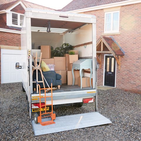 camion de déménagement en attente de déchargement à l'extérieur de la nouvelle maison le jour du déménagement