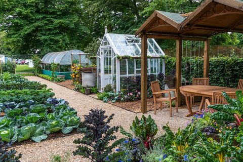 le jardin de démonstration d'allotissement rhs no dig conçu en association avec charles dowding et stephanie hafferty, festival des jardins du palais de hampton court 2021, exposition florale du palais de hampton court