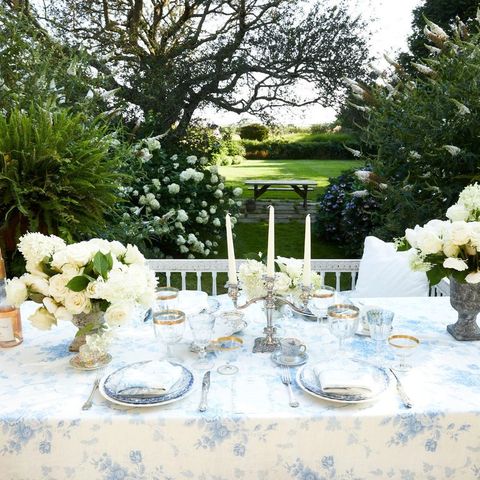 dîner floral en plein air bleu