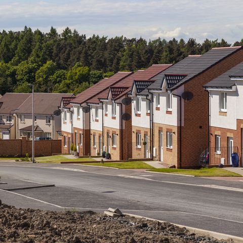 Une rangée de maisons nouvellement finies sur un nouveau développement immobilier dans le centre de l'Écosse