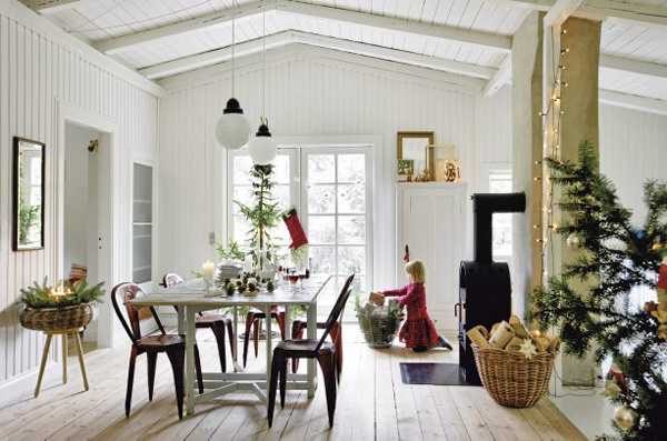 غرفة المعيشة عيد الميلاد مع طاولة في الدنمارك