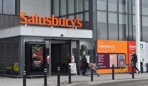 newcastle under lyme 5 novembre une vue générale à l'extérieur de sainsbury's et argos alors qu'ils annoncent que sainsbury's supprimera 3 500 emplois et fermera 420 magasins argos le 5 novembre 2020 à newcastle under lyme, staffordshire photo de nathan stirkgetty images