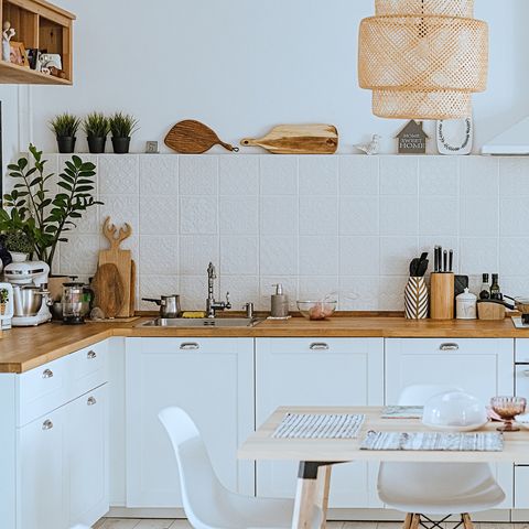 intérieur de cuisine moderne confortable de style scandinave avec une zone à manger, intérieur moderne blanc