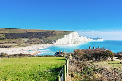 ללכת לחוף Cuckmere Haven ליד סיפורד, מזרח סוסקס, אנגליה דרום הפארק הלאומי נוף לים הכחול, צוקים, מיקוד סלקטיבי