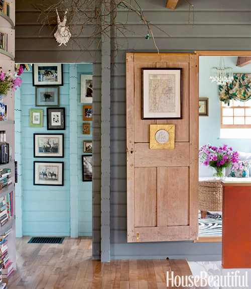 جدران ملونة لمنزل خشبي
