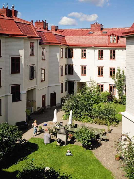 فناء مريح لمبنى سكني في السويد