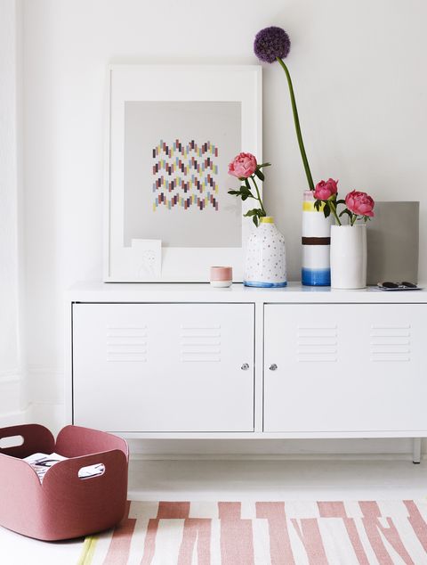 créer un contraste accrocheur avec de la poterie faite à la main contre un meuble d'art contemporain ikea ps, 70 £ cadre ribba, 15 £ les deux imprimés ikea zig zag moderne 01, 95 £, vase tacheté gail bryson brushstroke, 2495 £ vase à rayures brushstroke, 2495 £ les deux howkapow Vase blanc à bord en zigzag, 15 £, tasse à siroter habitat, 1750 £, lunettes de soleil dowse, panier de rangement muuto restore du styliste, 65 £, tapis à rayures zeb imprimé houseology, 32 £, oliver bonas