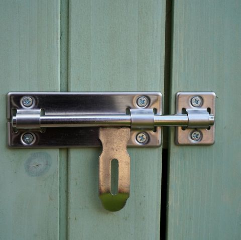 boulon de porte d'argent sur une porte en bois