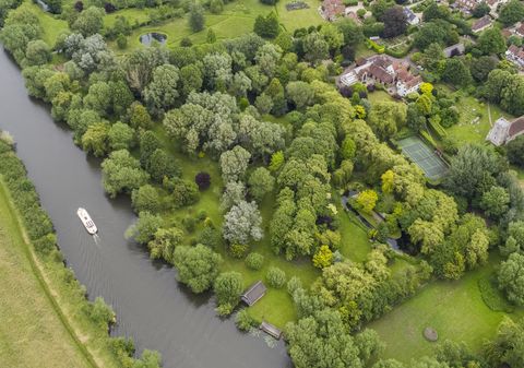 בית הכפר לשעבר של מייקל קיין מוצע למכירה באוקספורדשייר