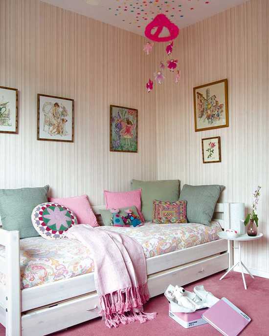 спалня в розово с диван