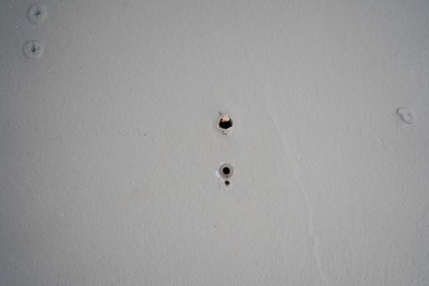 μικρές τρύπες σε έναν τοίχο