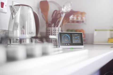 מד חכם במטבח של בית המציג את עלויות האנרגיה הנוכחיות עבור עיצוב היום על המסך שלי, אנא ראה פרסום נכס