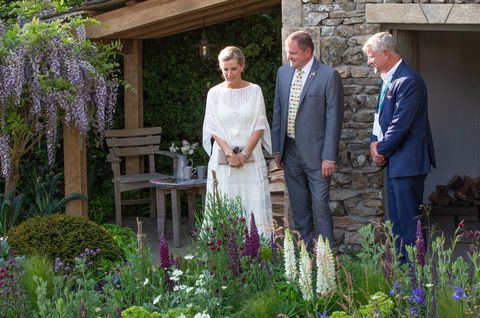 Σόφι η κόμισσα του Γουέσεξ επισκέπτεται το καλωσόρισμα στον κήπο του Γιορκσάιρ με τον σχεδιαστή Γκρέγκορι, κέντρο, κατά τη διάρκεια της ιδιωτικής προβολής της έκθεσης λουλουδιών rhs chelsea 2018 στο Λονδίνο, 21 Μαΐου 2018 rhssuzanne plunkett