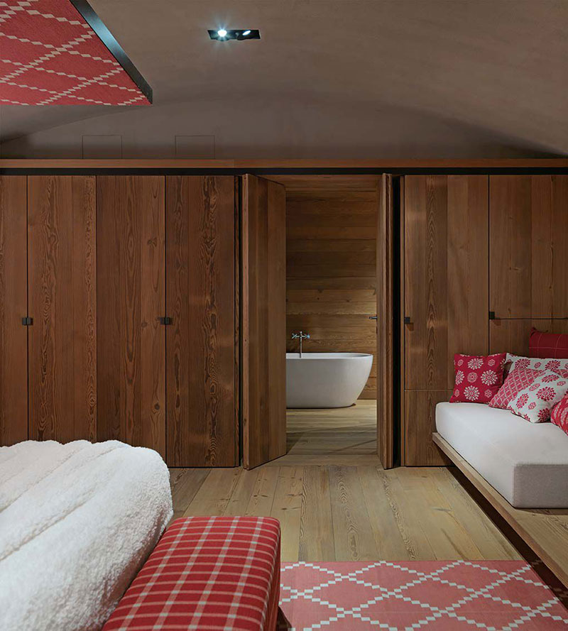 интериор на спалня в дървена къща