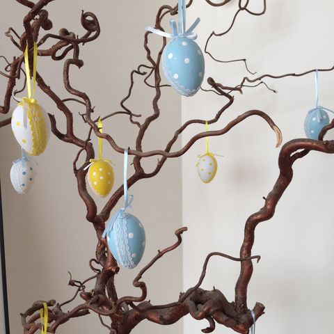 Όμορφα Πασχαλινά αυγά που κρέμονται στο δέντρο σε εσωτερικούς χώρους
