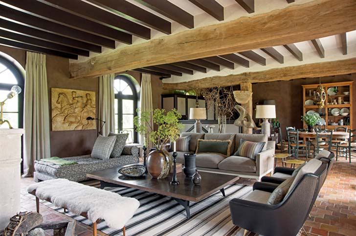 عوارض خشبية على السقف والأرضية الحجرية داخل منزل فرنسي