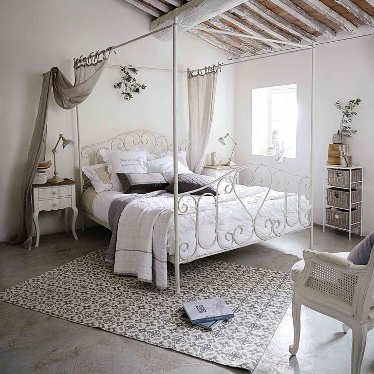 سرير جميل مع مظلة خفيفة بلون الكتان في غرفة نوم فرنسية كلاسيكية داخلية