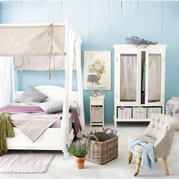 أثاث غرفة النوم بألوان الباستيل على خلفية حائط خشبية زرقاء فاتحة