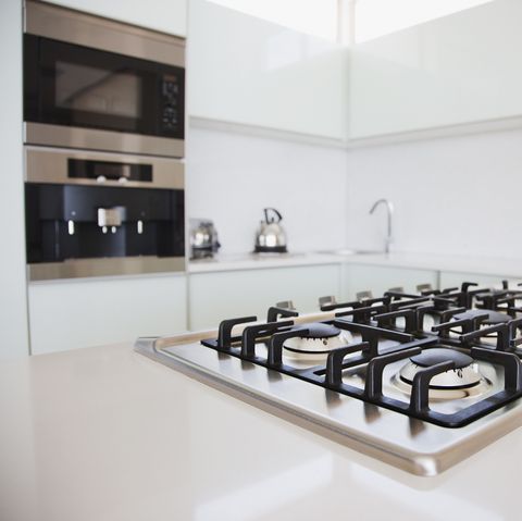 cuisinière et four dans une cuisine moderne avec armoires blanches