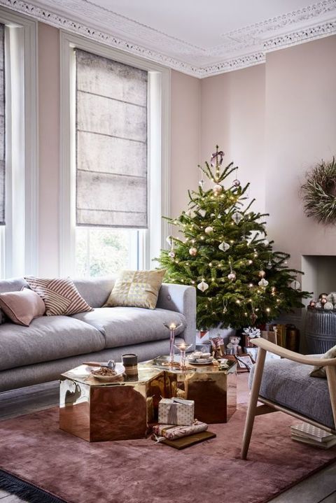 έμπνευση στυλ έναστρες, έναστρες ροζ νύχτες, γκρι, ξύλο και διακοσμημένες μεταλλικές ιδέες διακόσμησης χριστουγεννιάτικου δωματίου