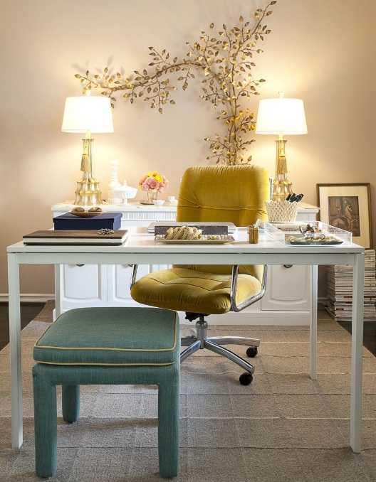 красив домашен офис с жълто кресло