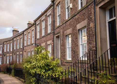 Esplsa rangée incurvée de propriétés en terrasses construites en briques traditionnelles à Newcastle, Angleterre