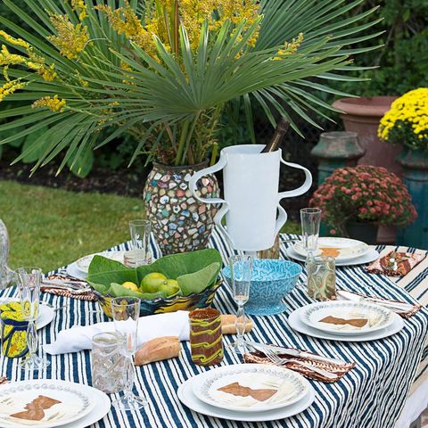 table tropicale à manger en plein air