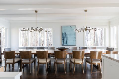 table à manger avec vue sur la forêt