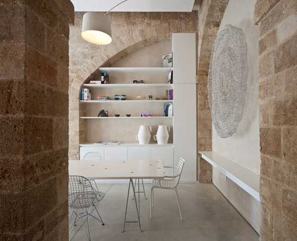 минималистична кухня с каменна стена