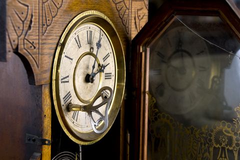 gros plan du visage d'une horloge à l'ancienne avec la clé de liquidation insérée