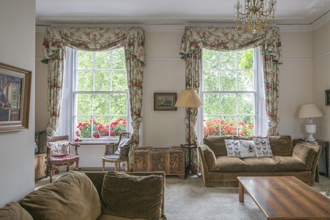 παραδοσιακό σαλόνι με floral κουρτίνες