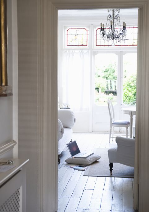 vue à travers le cadre de la porte du couloir au salon