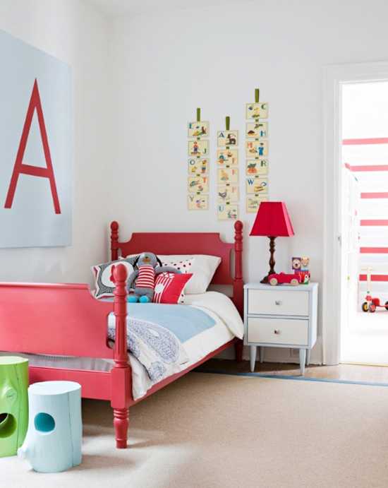 غرفة الأطفال مع سرير أحمر