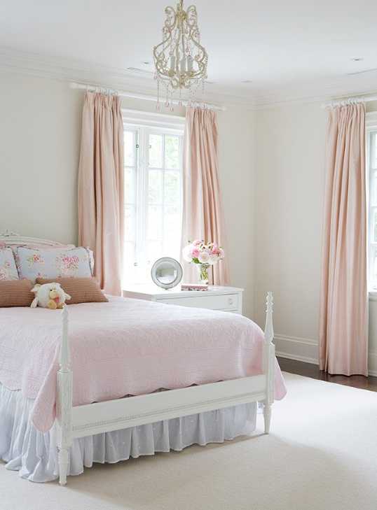 غرفة نوم جميلة بألوان وردية ناعمة