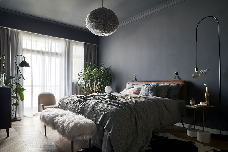 غرفة نوم داخلية بألوان داكنة