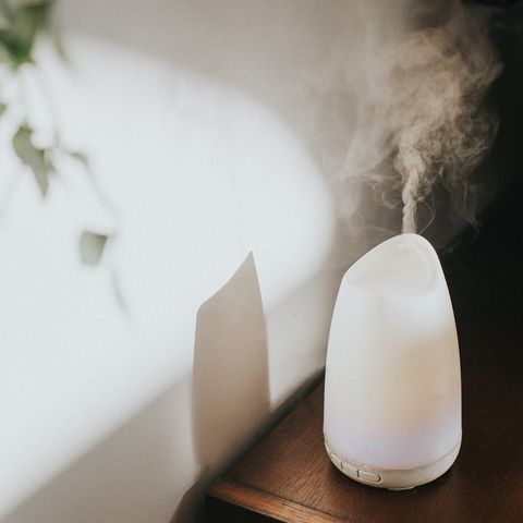 un humidificateur diffuseur d'huile blanche dans un cadre domestique