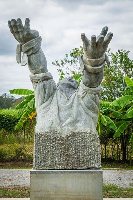 Whitney Plantation Museum, statue d'esclave avec les mains levées