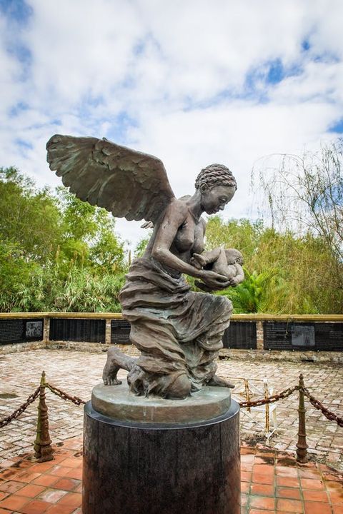 Whitney Plantation Museum, statue représentant une esclave tenant un bébé, femme avec des ailes d'ange