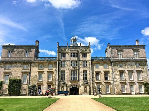 Το Wilton House, μια τοποθεσία γυρισμάτων του Μπρίτζερτον, χρησιμοποιήθηκε για να δημιουργήσει τις κατοικίες του δούκα του Χέιστινγκς, της βασίλισσας Σάρλοτ, της Λαίδης Ντάνμπερι και του δούκα και της δούκισσας των Χέιστινγκς.