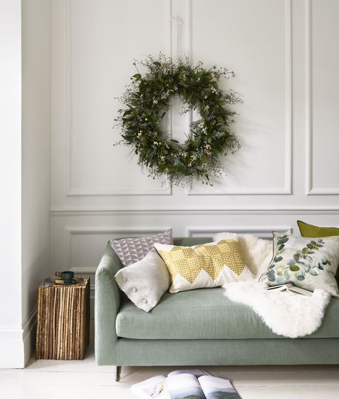 canapé vert pâle du pays des merveilles de l'hiver et une couronne de Noël suspendue au-dessus de la beauté naturelle couronne sur mesure sur mesure, 250 £, zita elzesofa en thym brera moda et mousse de lambusa, à partir de 2 395 £, designers guildcushions lr oblong en platine marne, 75 millions de livres sterling, guilde de designers avec boutons couverts en cristal lunama, 90 millions de livres sterling, carré de tissu christopher farr à larochezinc, 87 millions de livres sterling, guilde des designers avec passepoil en cuir argenté, 36 millions de livres sterling, géotile samuel sons en chartreuse, 110 livres sterling, niki jones adachi céladon, 85 livres sterling, tapis en peau de mouton designersguild, 80 livres sterling , table d'appoint à colonne verticale cox cox twig, 875 £, petite tasse pincée atro city, 46 £ petite assiette habituelle, 24 £ les deux livre emma johnsonceramics, propre au styliste