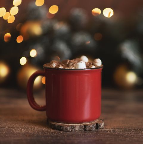 Café chaud de crème fouettée d'hiver dans une tasse rouge avec des guimauves rural still life carte postale de Noël