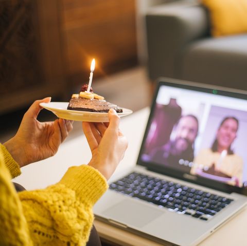 אישה חוגגת יום הולדת עם ועידת וידיאו