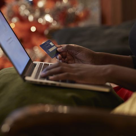 femme achetant des cadeaux de noël sur internet