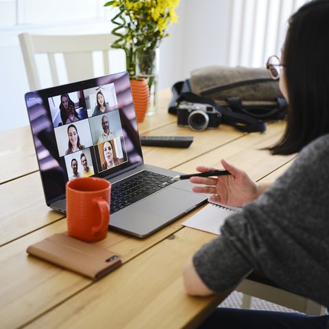 μια γυναίκα που εργάζεται στο σπίτι συμμετέχοντας σε μια διαδικτυακή συνάντηση στο Διαδίκτυο