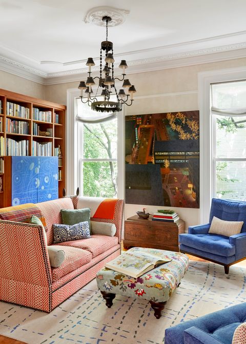 סלון קתלין וולש, ספה ורודה, כסאות כחולים, קירות שמנת, עות'מאנית פרחונית